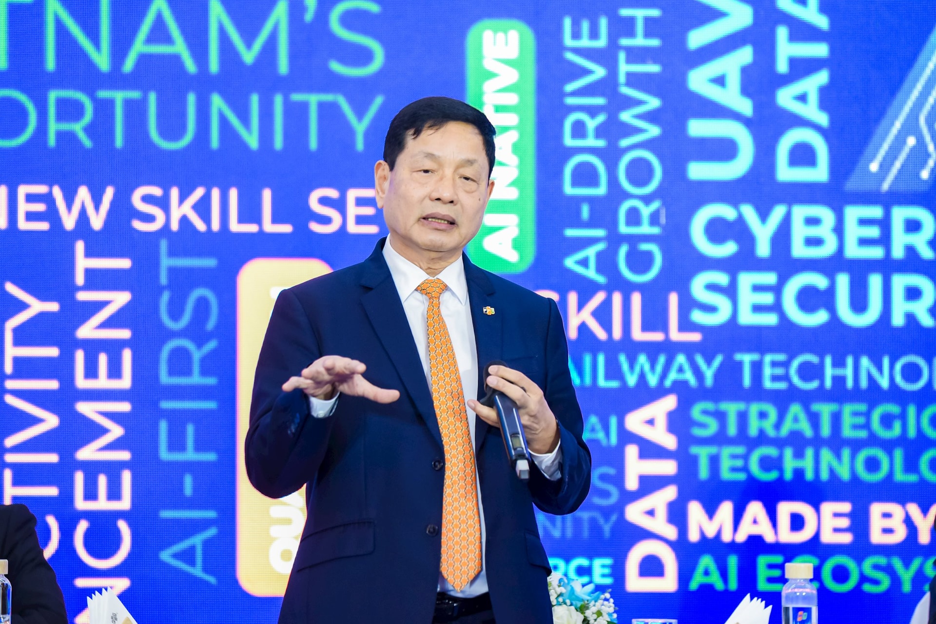 Những lần các Chủ tịch "xin lỗi", mong cổ đông “thông cảm”- Ảnh 1.