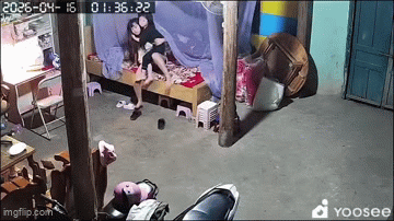 Bé gái hốt hoảng ôm em nhỏ lao khỏi giường vì tiếng động ầm ầm lúc rạng sáng: Cảnh tượng trong căn phòng sau đó khiến nhiều người thót tim- Ảnh 1.