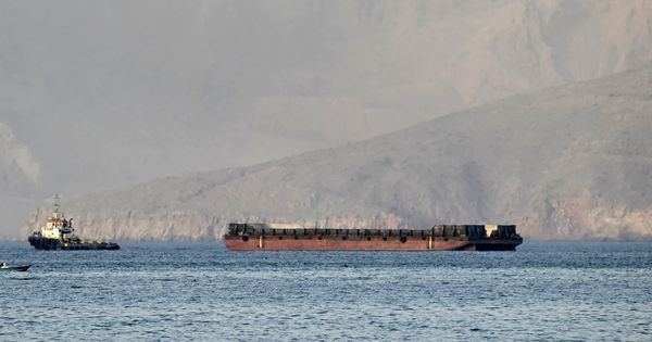 Mỹ tuyên bố phong toả eo biển Hormuz, vừa có 2 tàu chở dầu và khí đốt bị trừng phạt di chuyển 'mượt mà': Chuyện gì đang xảy ra? - Ảnh 1.