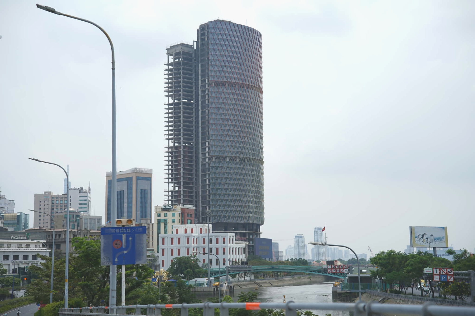 Tòa nhà "tai tiếng" trên đất vàng TPHCM: Số phận lao đao, trở thành khoản nợ xấu BĐS lớn bậc nhất, đến lớp vỏ rực rỡ mỗi đêm dù bên trong vẫn là khối bê tông khổng lồ- Ảnh 1.