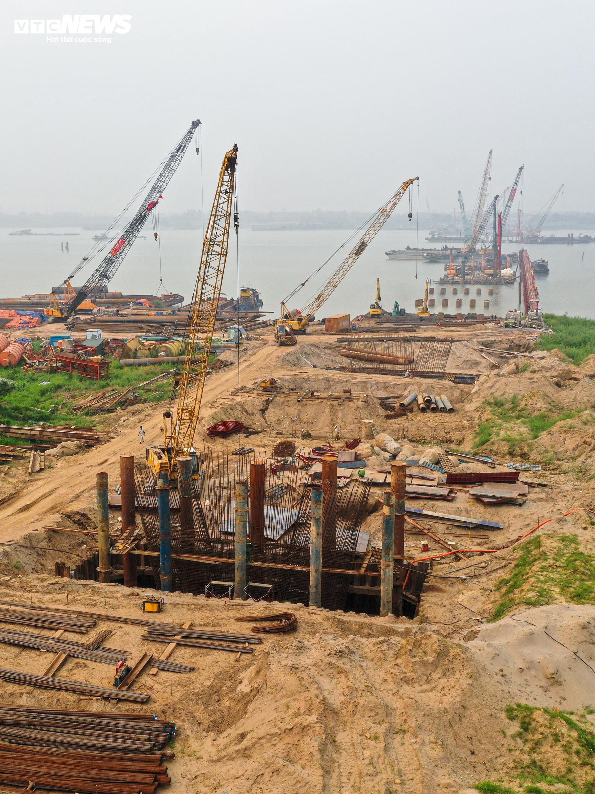 Cận cảnh công trường cầu Thượng Cát 8 làn xe vượt sông Hồng- Ảnh 2.