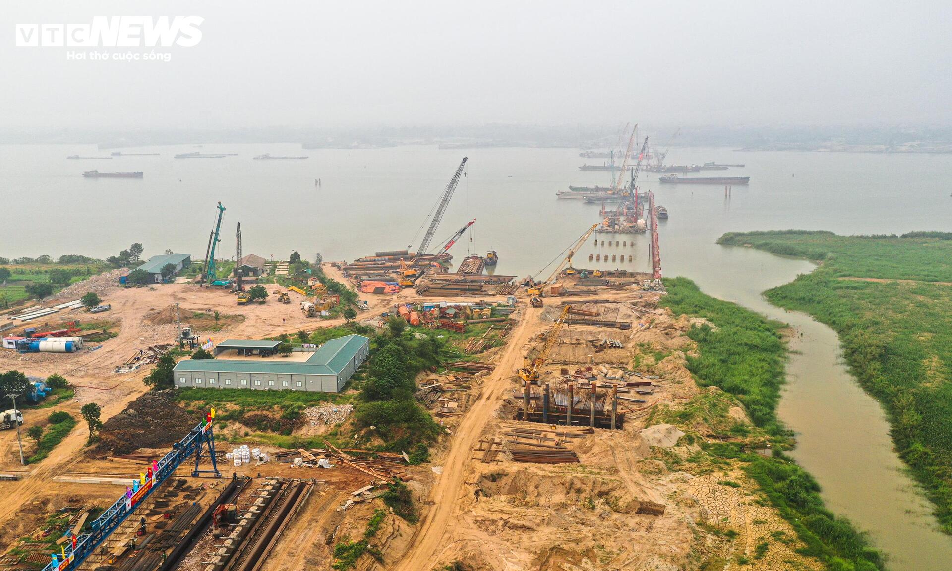 Cận cảnh công trường cầu Thượng Cát 8 làn xe vượt sông Hồng- Ảnh 1.