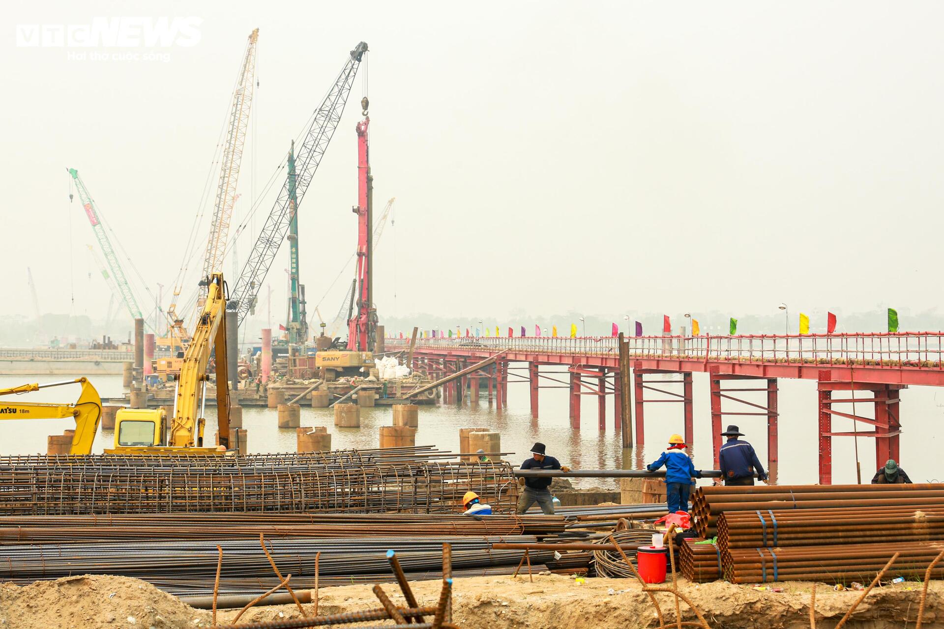 Cận cảnh công trường cầu Thượng Cát 8 làn xe vượt sông Hồng- Ảnh 4.