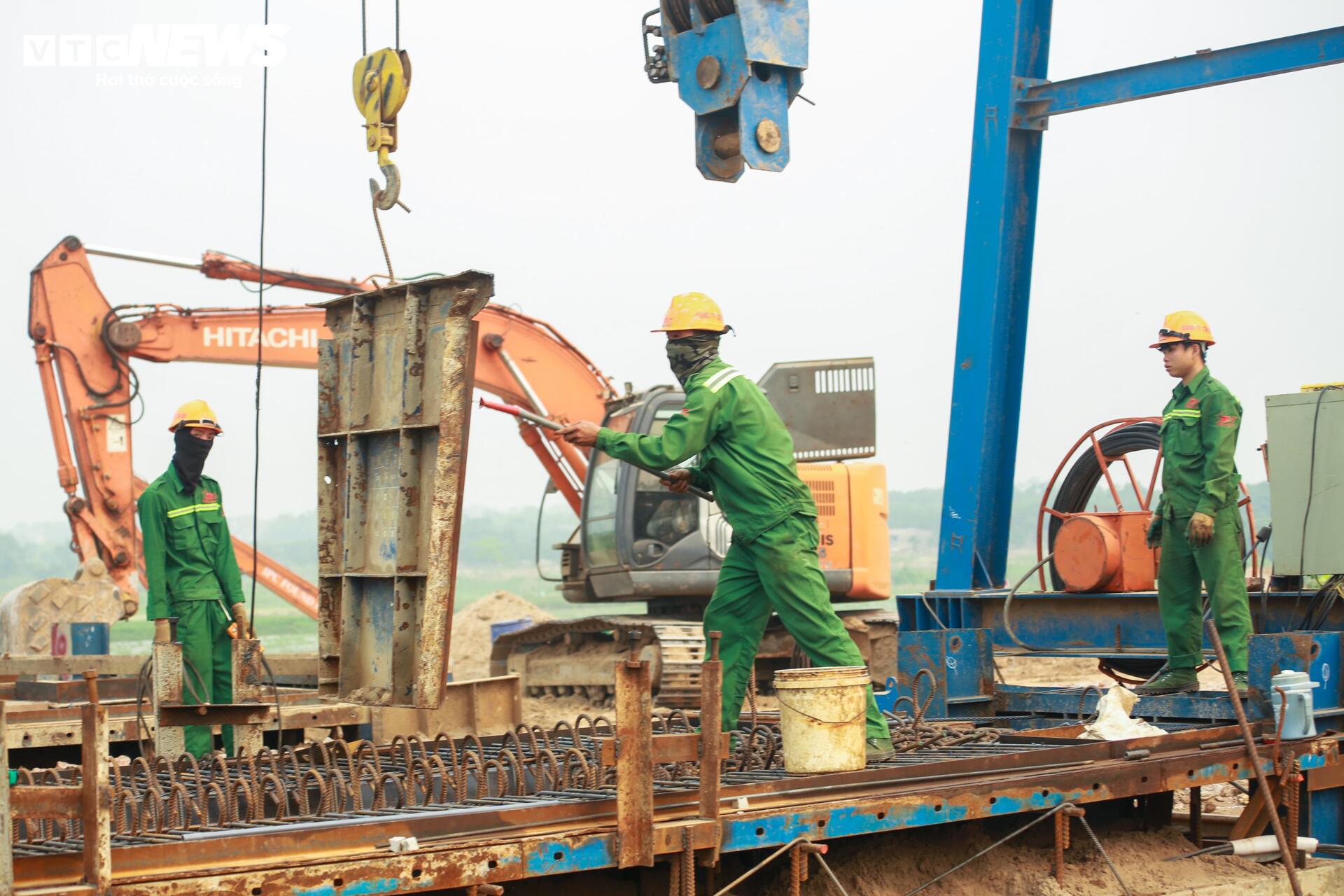 Cận cảnh công trường cầu Thượng Cát 8 làn xe vượt sông Hồng- Ảnh 6.