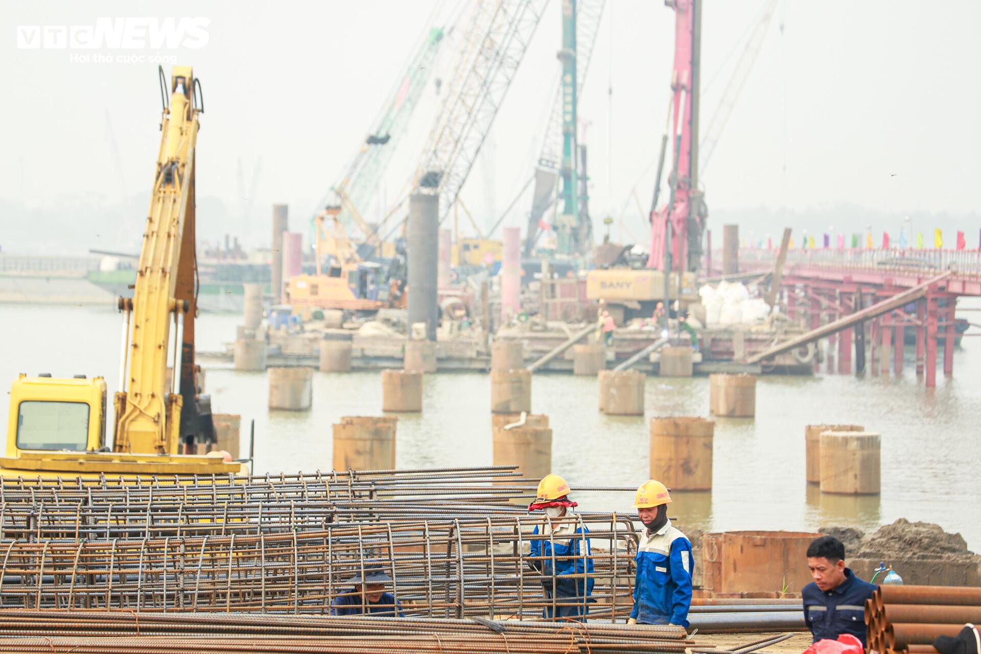 Cận cảnh công trường cầu Thượng Cát 8 làn xe vượt sông Hồng- Ảnh 7.