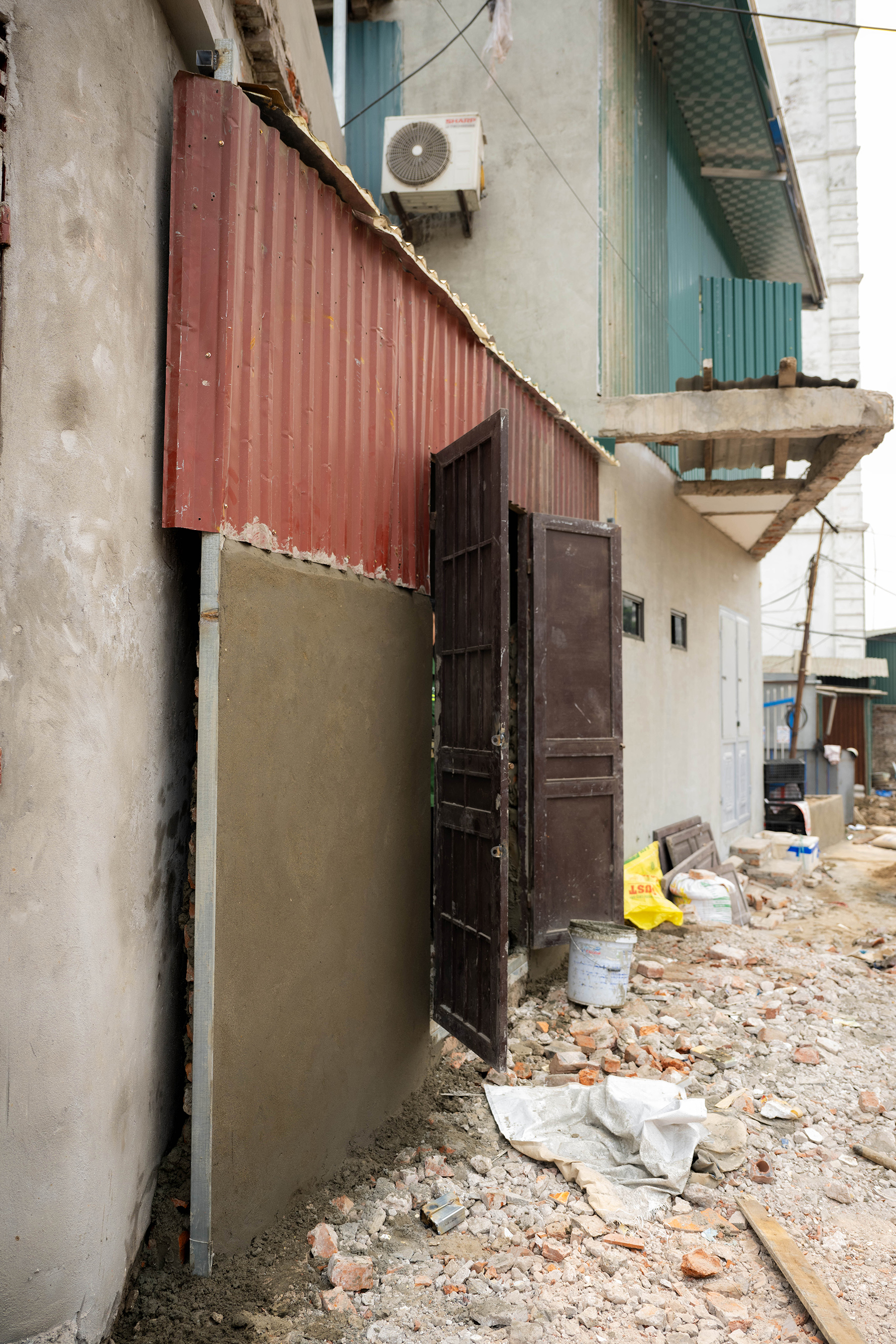 Cận cảnh loạt nhà siêu mỏng, siêu méo trên tuyến đường 500m ở Hà Nội- Ảnh 10.