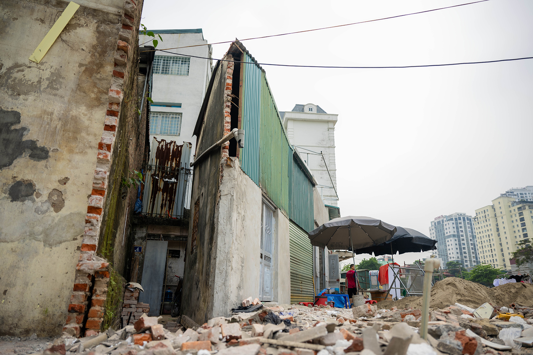 Cận cảnh loạt nhà siêu mỏng, siêu méo trên tuyến đường 500m ở Hà Nội- Ảnh 4.