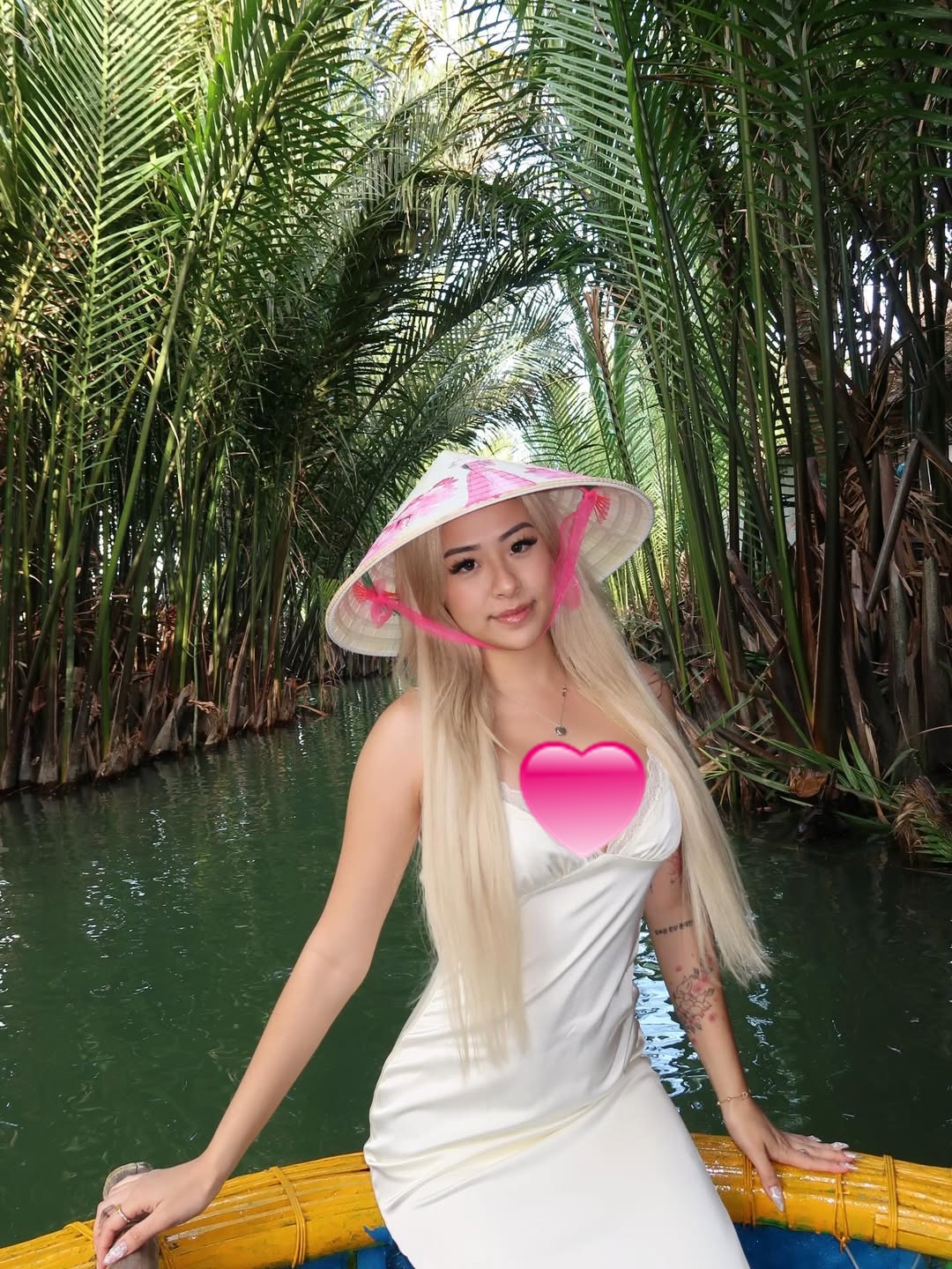 Khách Tây xếp hàng trải nghiệm "miền Tây giữa lòng phố cổ": Bộ môn thuyền thúng hot nhất hè này- Ảnh 1.