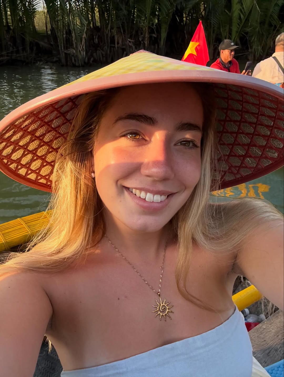 Khách Tây xếp hàng trải nghiệm "miền Tây giữa lòng phố cổ": Bộ môn thuyền thúng hot nhất hè này- Ảnh 3.