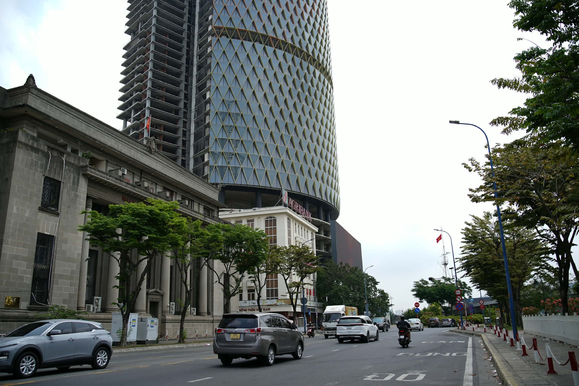 Tòa nhà "tai tiếng" trên đất vàng TPHCM: Số phận lao đao, trở thành khoản nợ xấu BĐS lớn bậc nhất, đến lớp vỏ rực rỡ mỗi đêm dù bên trong vẫn là khối bê tông khổng lồ- Ảnh 2.