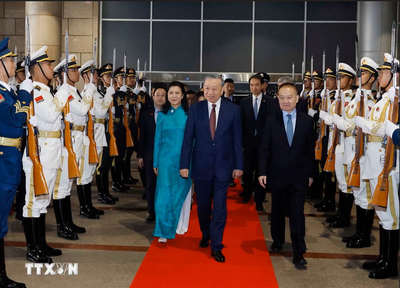 Tổng Bí thư, Chủ tịch nước Tô Lâm rời Bắc Kinh tới thăm Nam Ninh bằng tàu cao tốc - Ảnh 1.