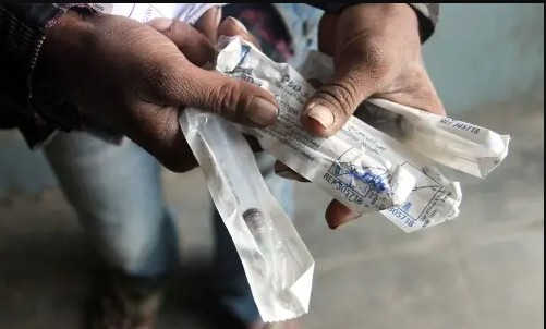 Vụ hàng trăm trẻ em nhiễm HIV và nghi vấn gây sốc trong bệnh viện công ở Pakistan: Thứ này có bị dùng lại?- Ảnh 2.