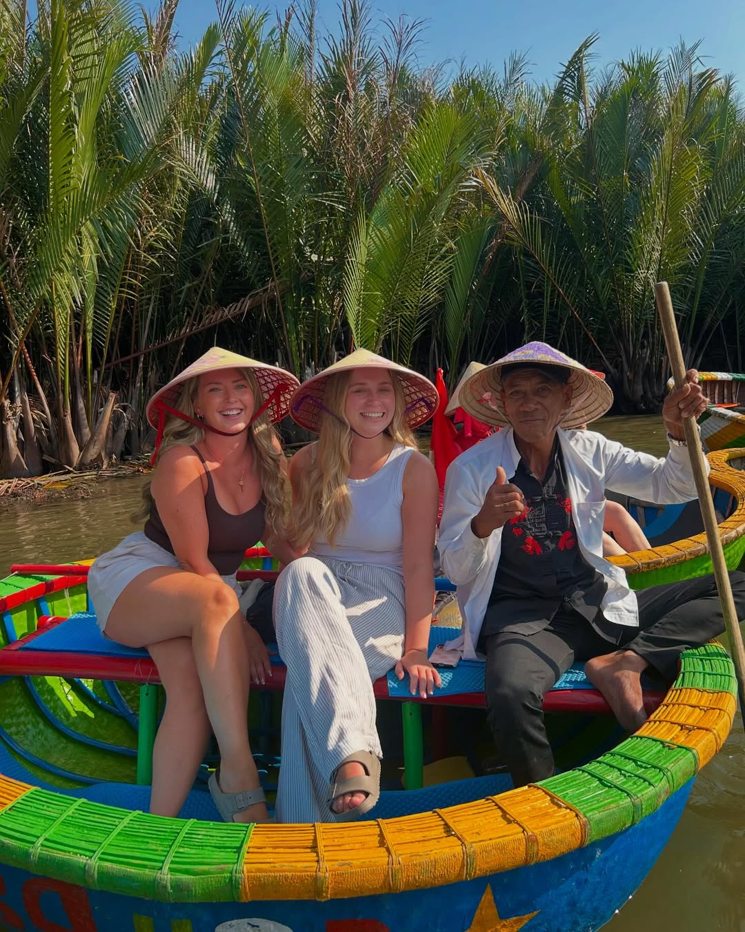 Khách Tây xếp hàng trải nghiệm "miền Tây giữa lòng phố cổ": Bộ môn thuyền thúng hot nhất hè này- Ảnh 5.