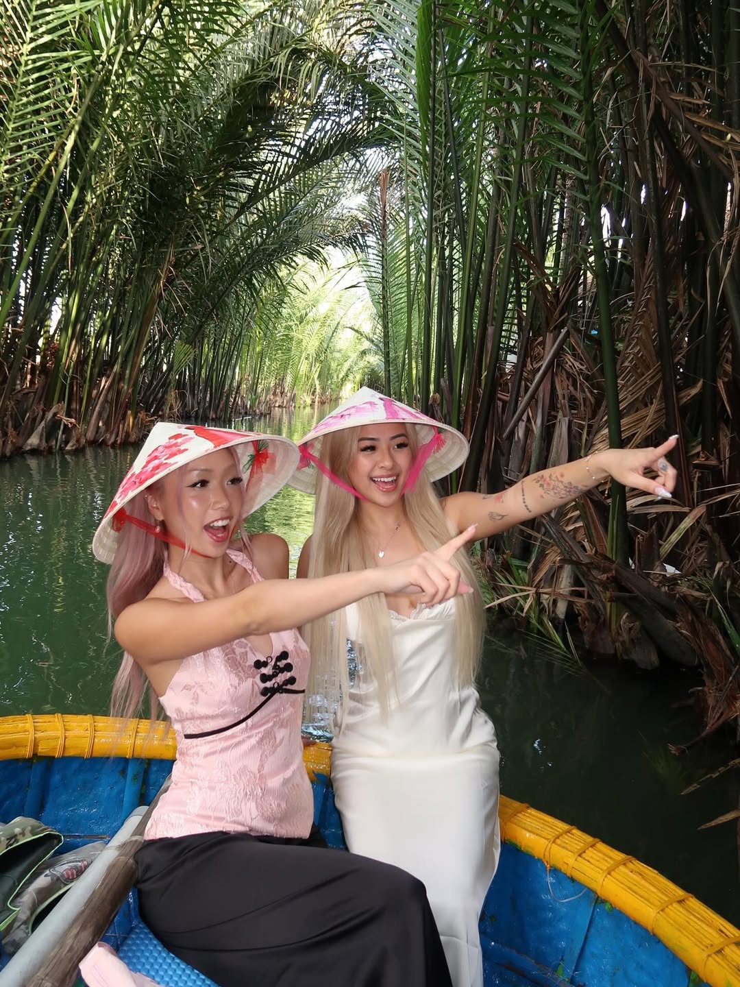 Khách Tây xếp hàng trải nghiệm "miền Tây giữa lòng phố cổ": Bộ môn thuyền thúng hot nhất hè này- Ảnh 2.