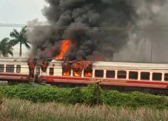 Đang chạy, đoàn tàu hoả chở khách bất ngờ bốc cháy dữ dội - Ảnh 1.