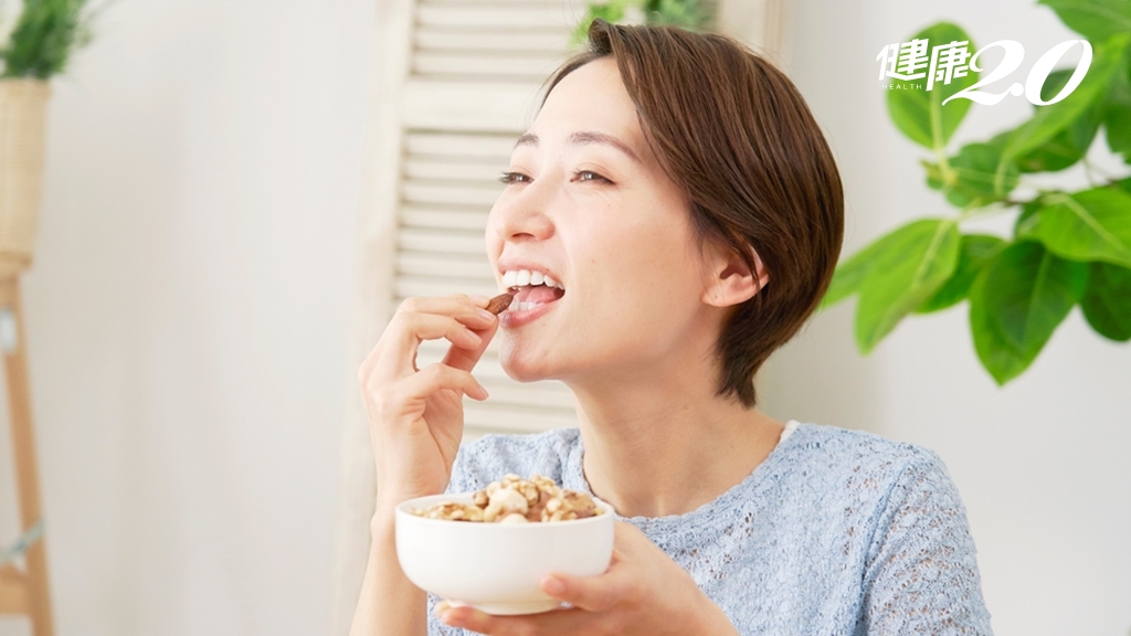 Phụ nữ nên ăn loại quả này như bữa ăn nhẹ mỗi ngày: Sau 1 tháng, tôi thấy "bụng dạ" khỏe mạnh, da dẻ hồng hào hơn thấy rõ- Ảnh 4.