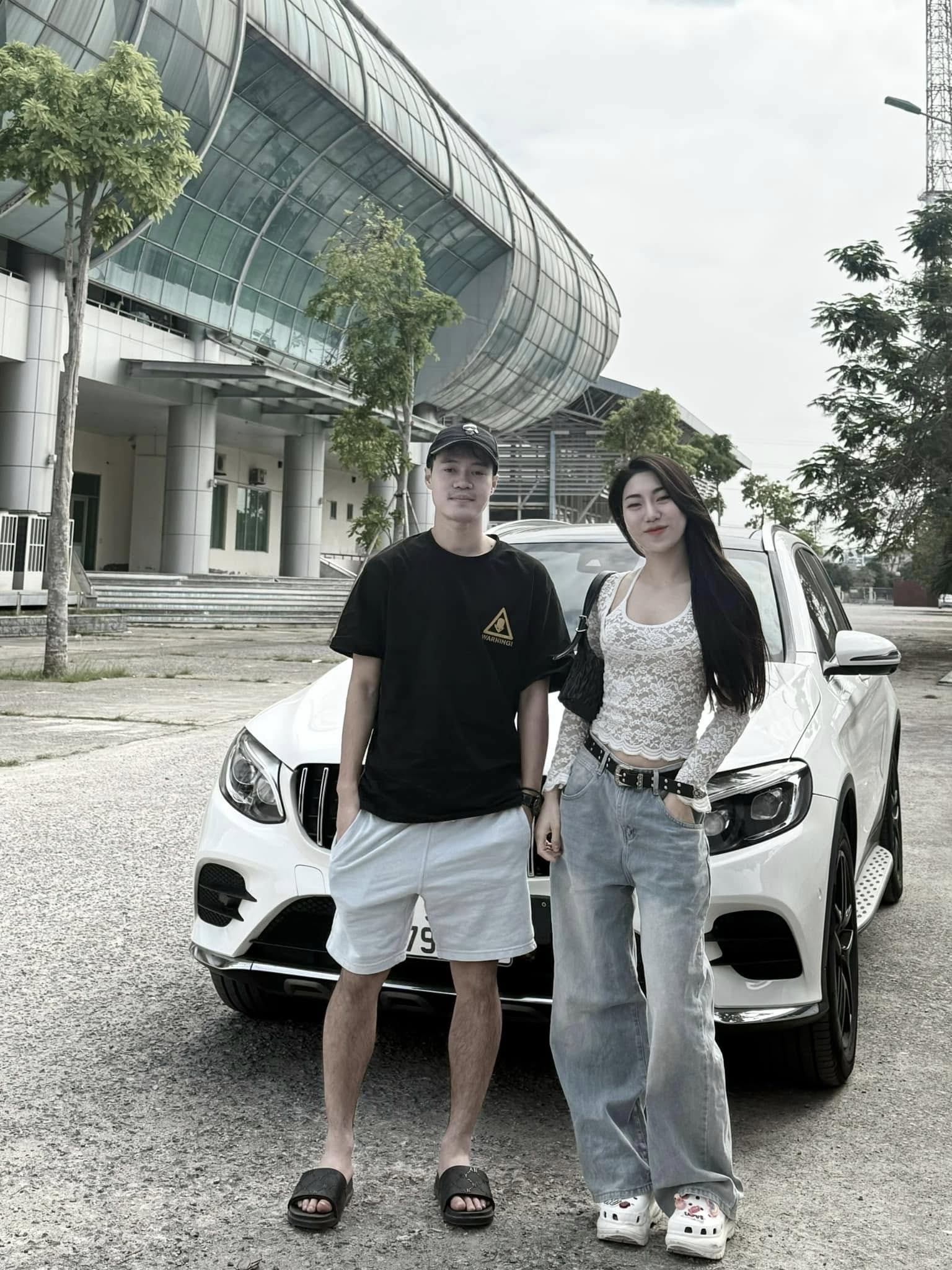 Nhà Văn Toàn dựng rạp cưới linh đình gây chú ý, cô dâu là "em gái hot nhất làng bóng đá"- Ảnh 2.