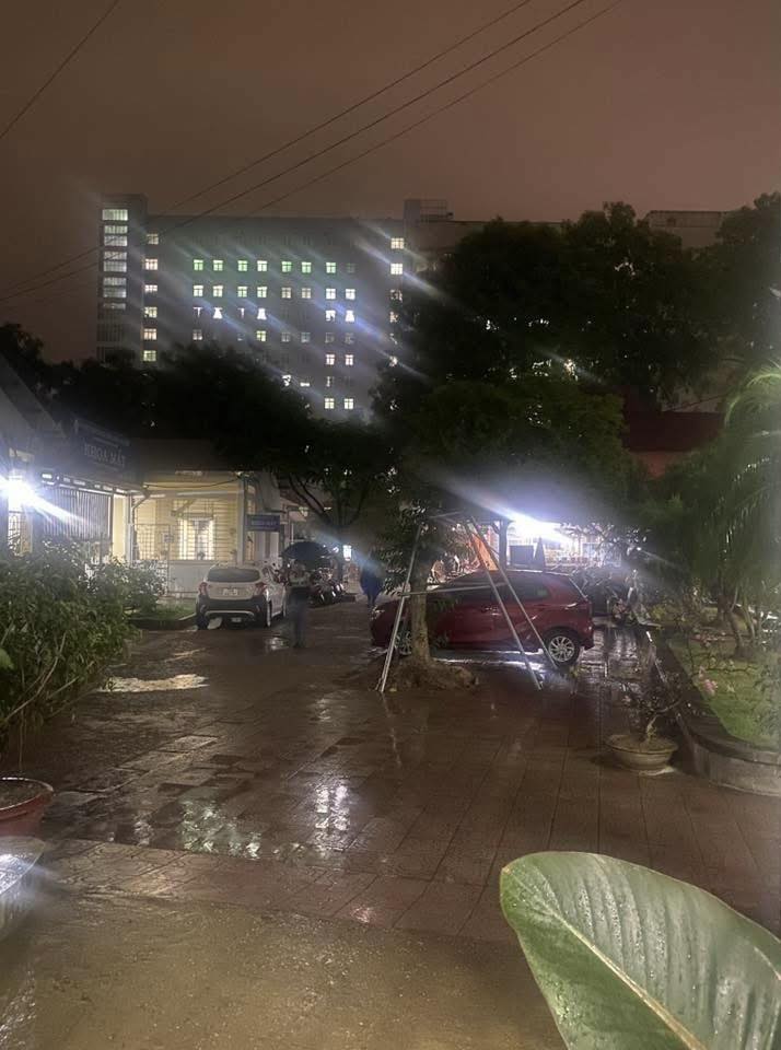 Cảnh tượng kỳ lạ 7h sáng ở Thái Nguyên: Trời vẫn tối đen như mực, người dân phải bật đèn pha di chuyền- Ảnh 6.