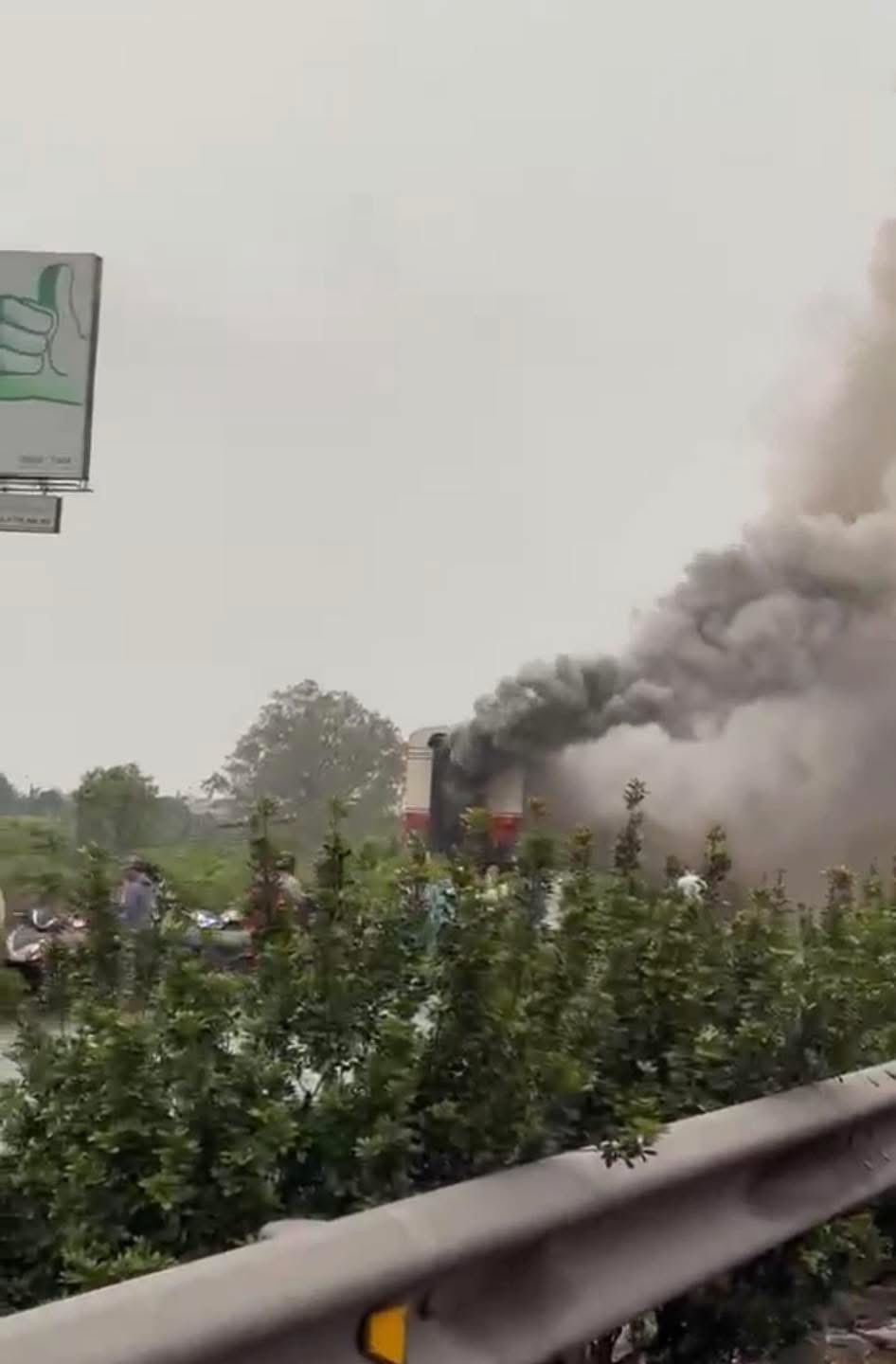 Hiện trường vụ tàu khách Hà Nội - Hải Phòng cháy 2 toa khi đang chạy, cột khói đen bốc cao ngùn ngụt - Ảnh 4.