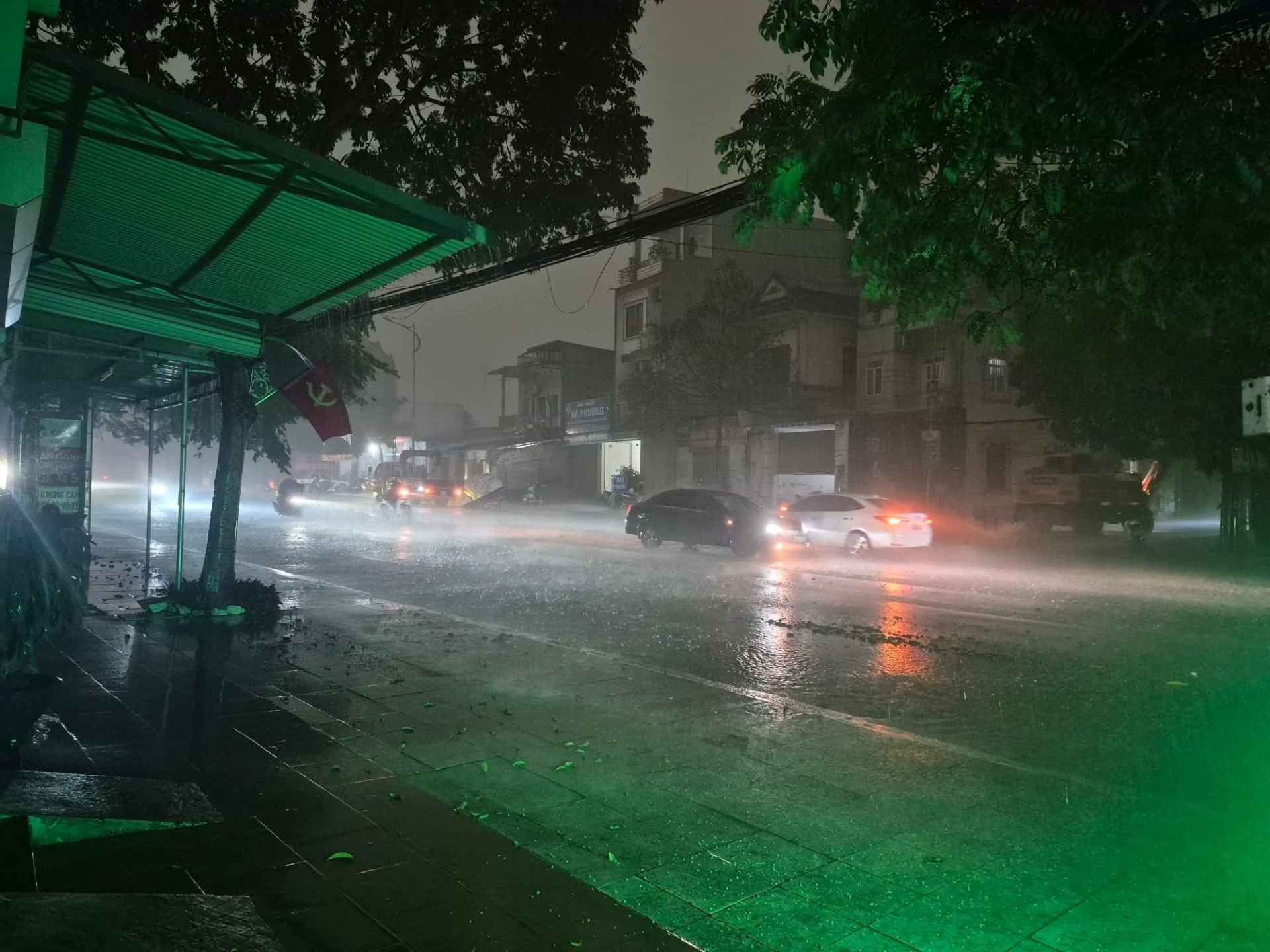 Cảnh tượng kỳ lạ 7h sáng ở Thái Nguyên: Trời vẫn tối đen như mực, người dân phải bật đèn pha di chuyền- Ảnh 2.