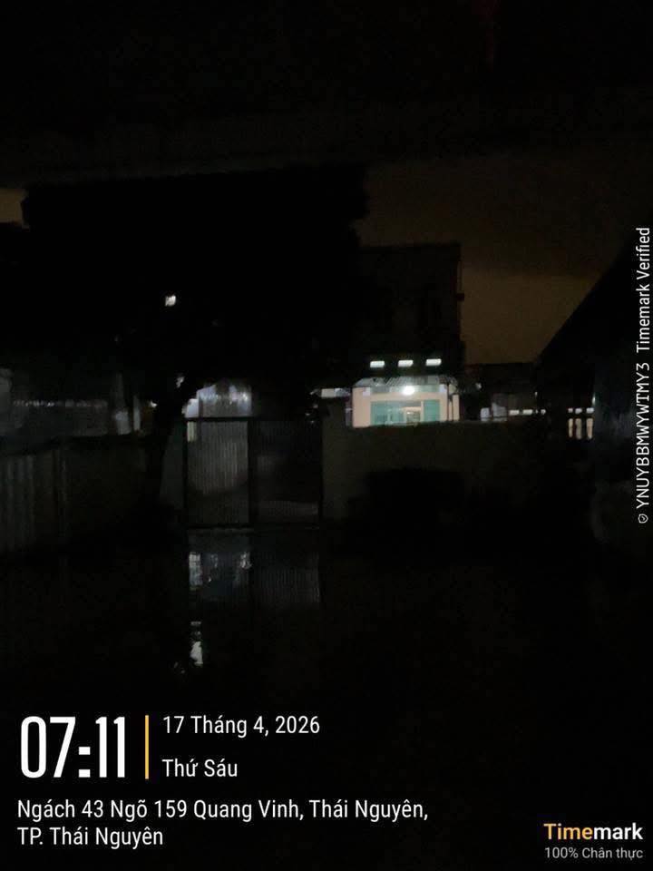 Cảnh tượng kỳ lạ 7h sáng ở Thái Nguyên: Trời vẫn tối đen như mực, người dân phải bật đèn pha di chuyền- Ảnh 1.