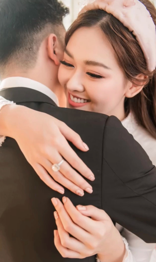 Tiểu thư Vbiz được giấu kín bưng nay đã lớn cỡ này: Mẹ là Á hậu visual đỉnh, danh tính bố cực bí ẩn- Ảnh 4.