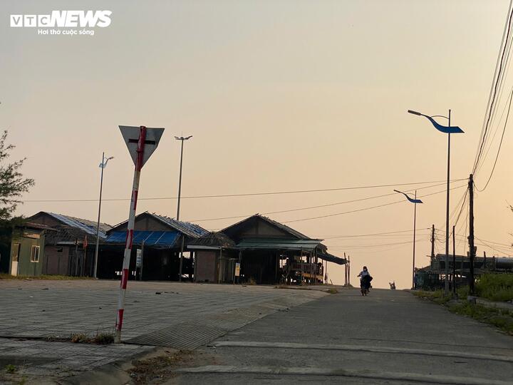 Dân ven biển Quảng Trị tiếc nuối nhìn dự án bãi tắm gần 260 tỷ 'đắp chiếu'- Ảnh 1.