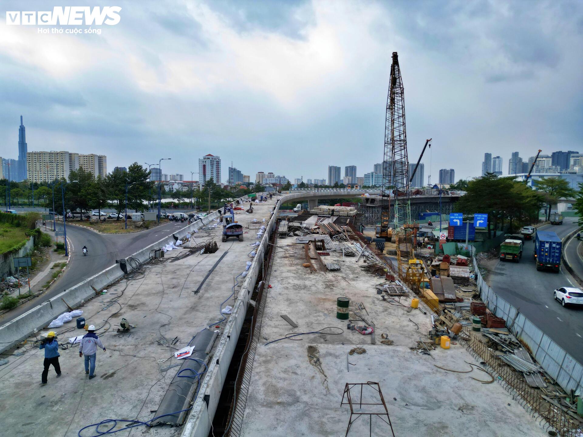 Cầu vượt nút giao 3.400 tỷ đồng ở TP.HCM tăng tốc về đích- Ảnh 7.