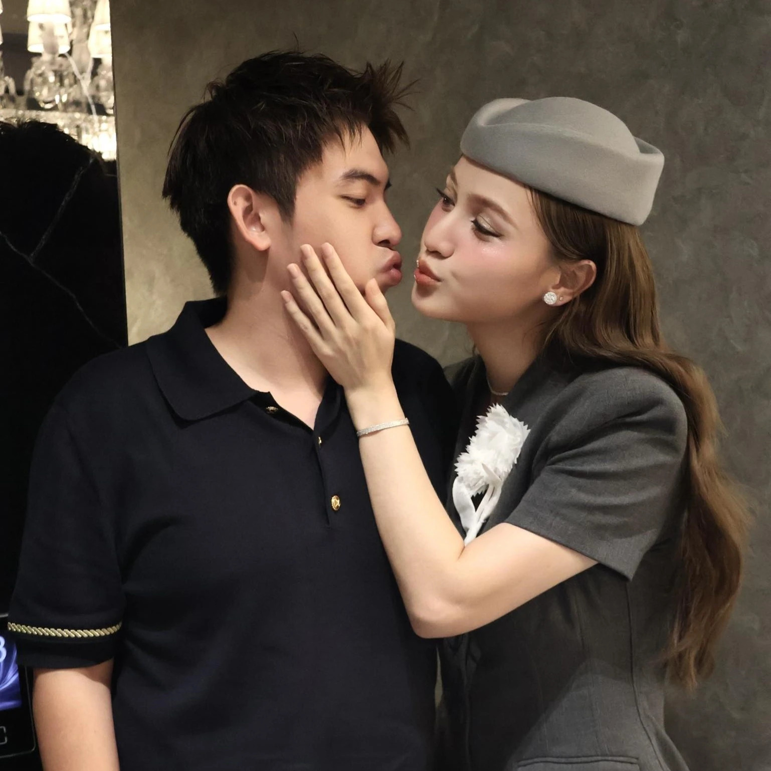 "Lọ Lem miền Tây" cưới thiếu gia Sài thành: Được mẹ chồng tặng biệt thự tân hôn trăm tỷ, tài trợ luôn nội thất xa hoa- Ảnh 1.