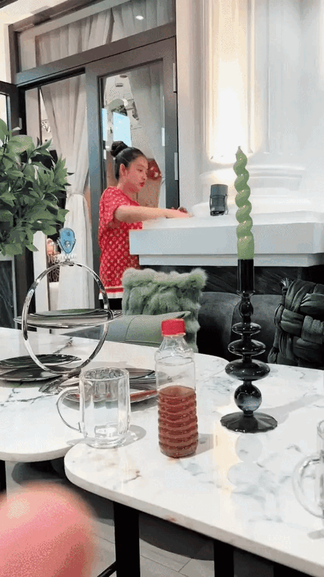 "Lọ Lem miền Tây" cưới thiếu gia Sài thành: Được mẹ chồng tặng biệt thự tân hôn trăm tỷ, tài trợ luôn nội thất xa hoa- Ảnh 5.