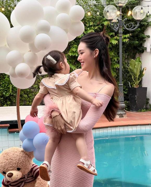 Tiểu thư Vbiz được giấu kín bưng nay đã lớn cỡ này: Mẹ là Á hậu visual đỉnh, danh tính bố cực bí ẩn- Ảnh 2.