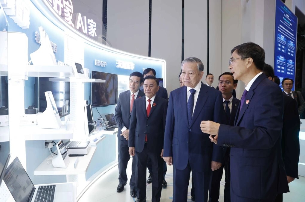 Tổng Bí thư, Chủ tịch nước trải nghiệm sản phẩm ứng dụng AI ở biểu tượng của “Con đường tơ lụa số” TQ- Ảnh 2.