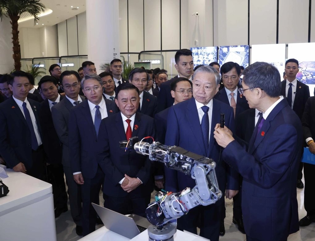 Tổng Bí thư, Chủ tịch nước trải nghiệm sản phẩm ứng dụng AI ở biểu tượng của “Con đường tơ lụa số” TQ- Ảnh 4.