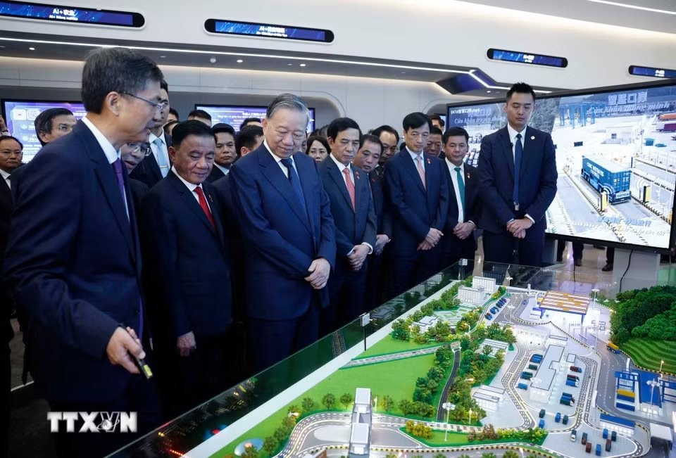 Tổng Bí thư, Chủ tịch nước trải nghiệm sản phẩm ứng dụng AI ở biểu tượng của “Con đường tơ lụa số” TQ- Ảnh 3.