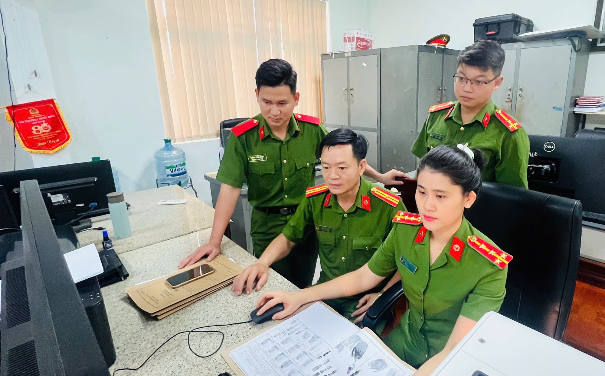 Tin mới vụ bắt tạm giam, khám xét nơi làm việc của nguyên cán bộ địa chính Trần Nguyễn Minh Nguyệt - Ảnh 1.