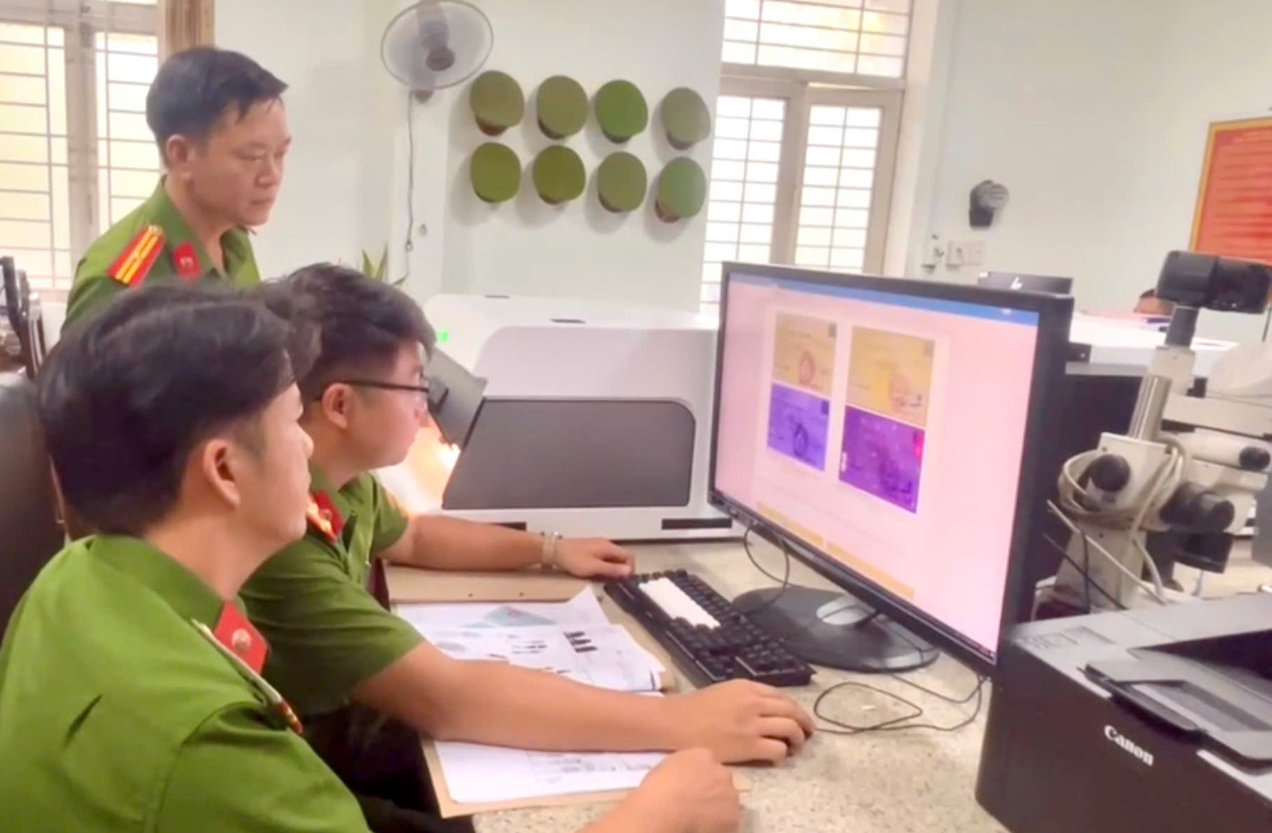 Tin mới vụ bắt tạm giam, khám xét nơi làm việc của nguyên cán bộ địa chính Trần Nguyễn Minh Nguyệt - Ảnh 2.