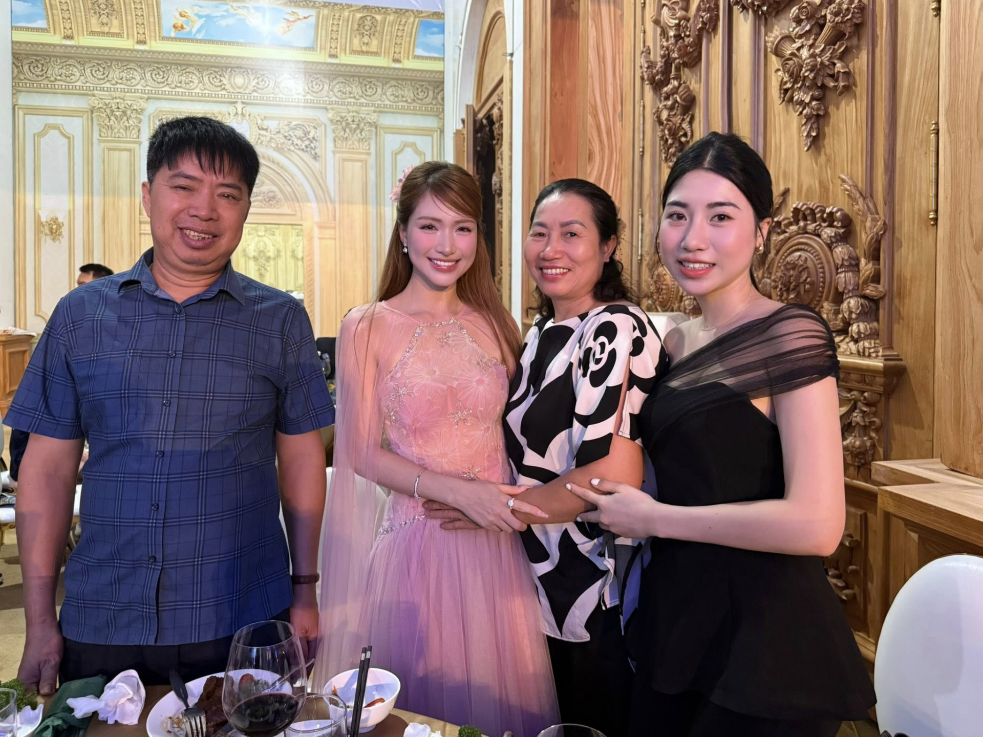 Hoà Minzy về quê ăn cưới em gái Văn Toàn, bị trêu là "em dâu hụt"- Ảnh 3.