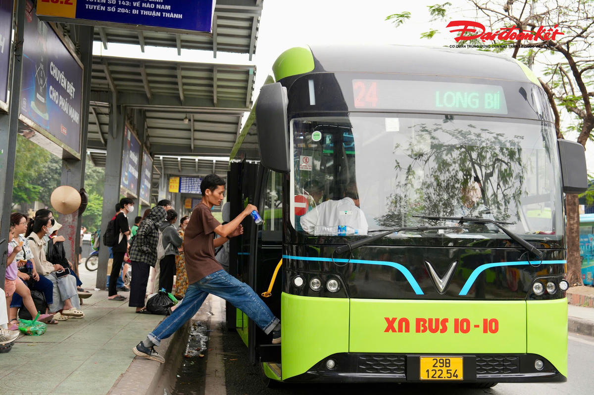 Hà Nội bổ sung 53 xe buýt điện, nâng chất lượng phục vụ trên 3 tuyến- Ảnh 1.