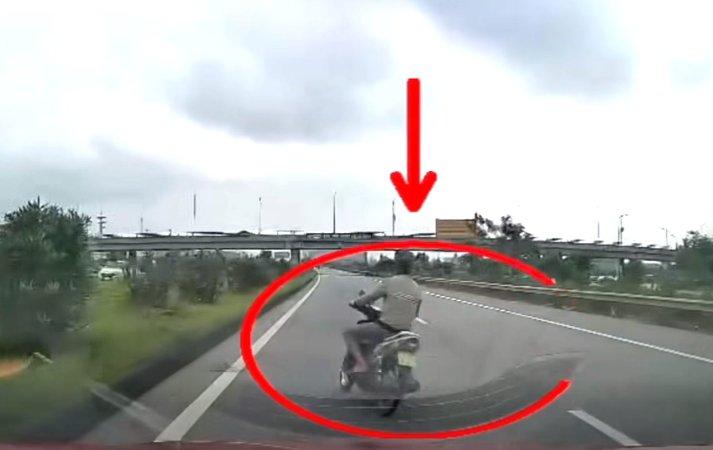 Tạm giữ khẩn cấp tài xế Vi Văn Chung sau clip diễn xiếc trên cao tốc- Ảnh 2.