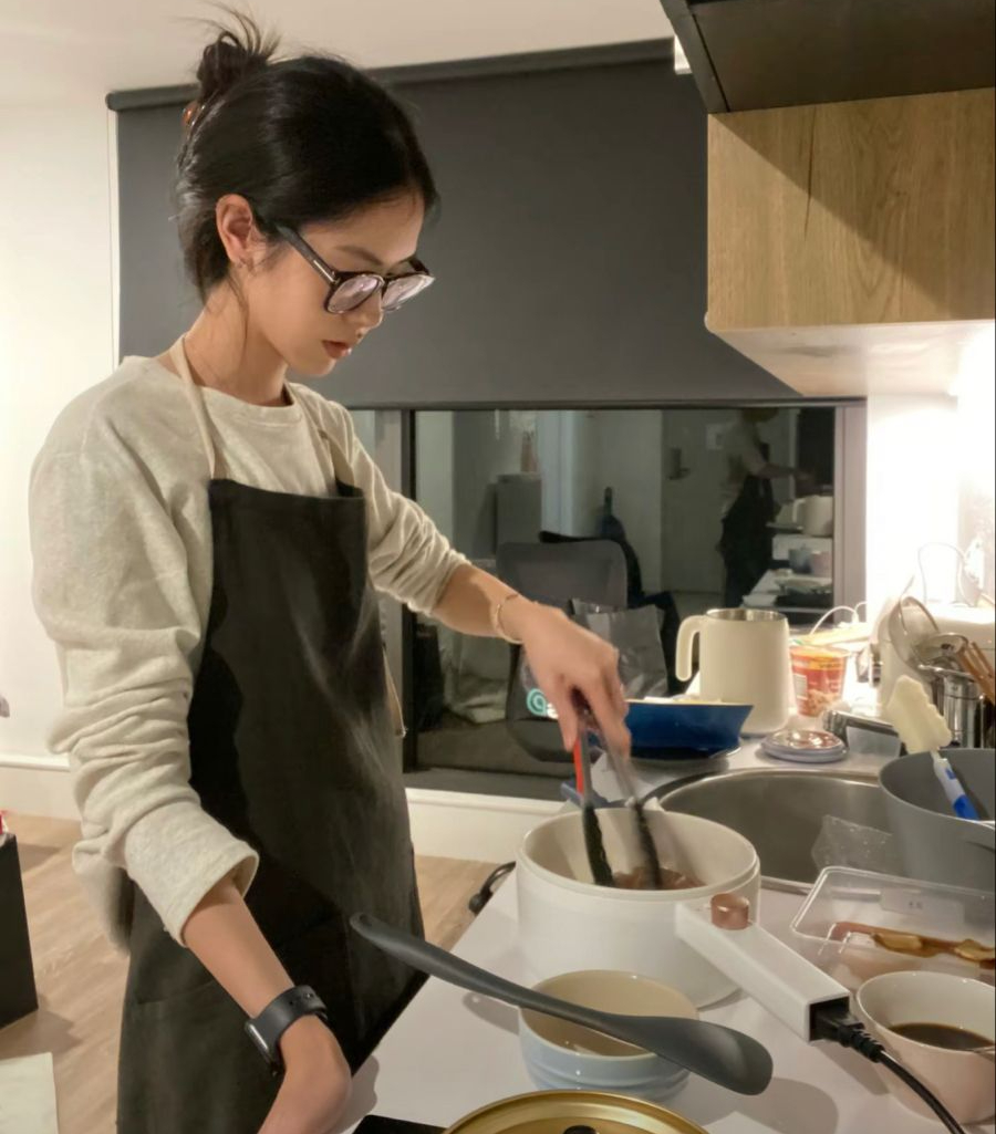 Giá cả leo thang, tiêu 1 đồng cũng rén: Giờ ăn no là được, 3 tháng mới dám ăn 1 bữa ngon, còn mua sắm thì thôi hẳn - Ảnh 1.