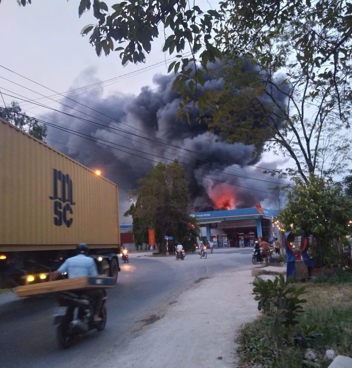 Cháy dữ dội nhà xưởng phía sau cây xăng ở phường Tân Hiệp, TPHCM- Ảnh 1.