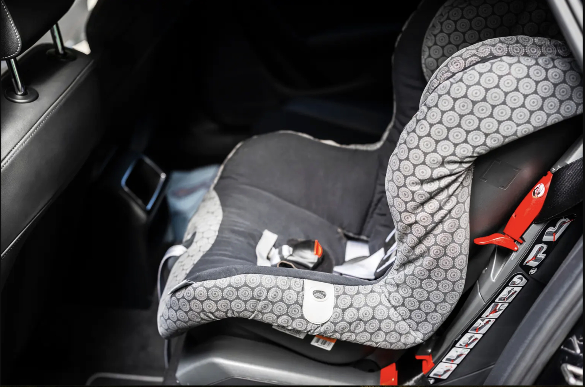 Bé gái gần 2 tuổi tử vong do bị bỏ quên trên ô tô, người cha 32 tuổi bị bắt vì tội giết người- Ảnh 1.