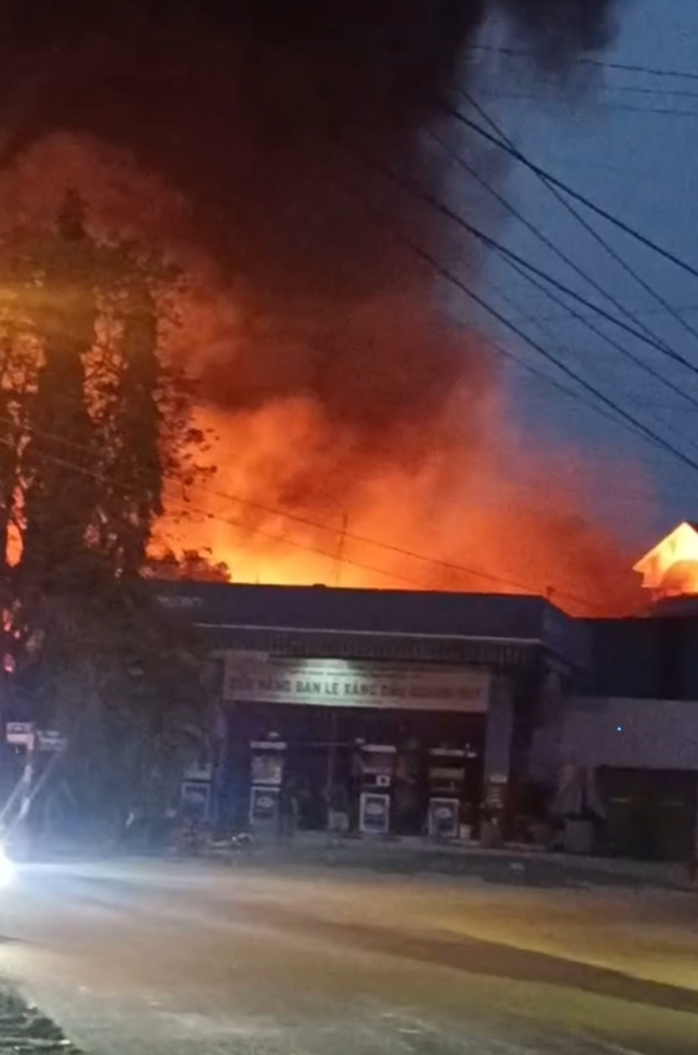 Cháy dữ dội nhà xưởng phía sau cây xăng ở phường Tân Hiệp, TPHCM- Ảnh 2.