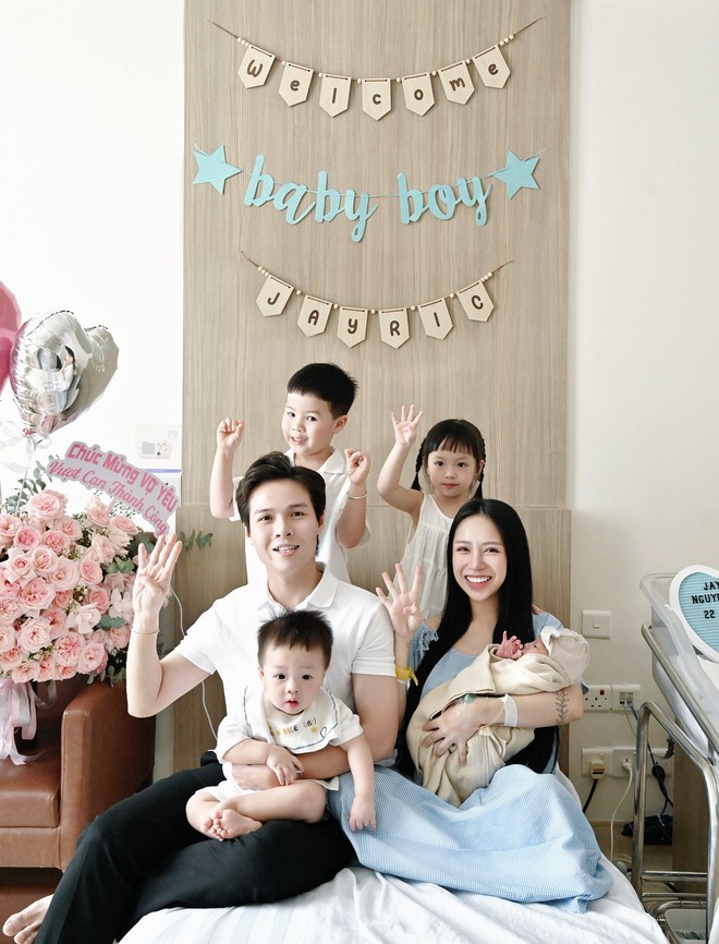 Nhà của Joyce Phạm - ái nữ đại gia Minh Nhựa: Biệt thự lên đèn sáng rực cả khu phố, bên trong là không gian sống sang chảnh đúng chuẩn rich kid - Ảnh 1.