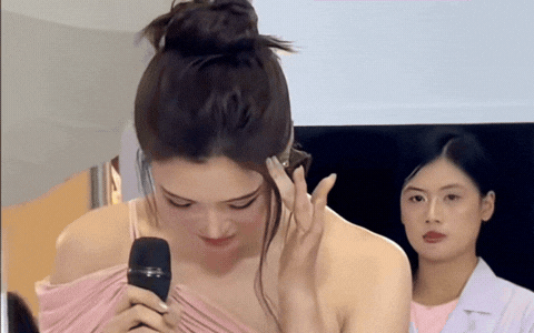 Netizen chấm Hoa hậu Tiểu Vy "âm điểm": Được mời dự sự kiện nhãn hàng nhưng quên tên sản phẩm, phải cầu cứu Thiều Bảo Trâm- Ảnh 1.