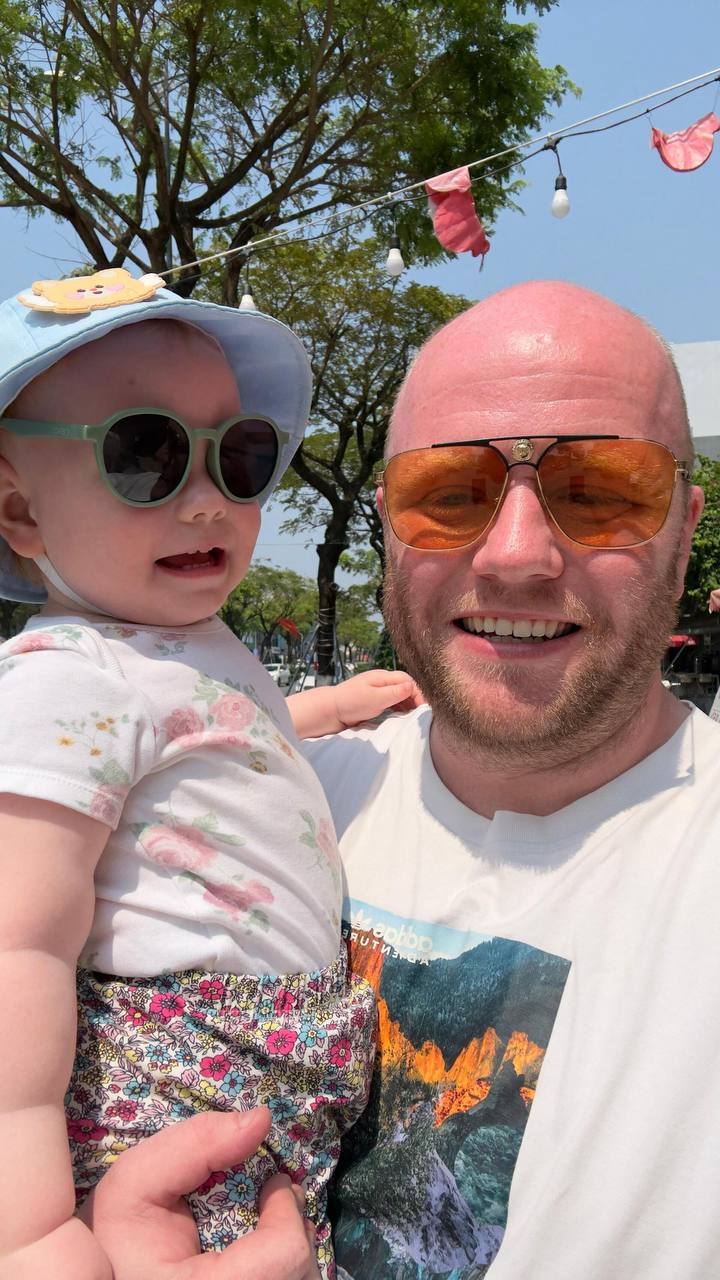 Khách Tây giữ kẽ suốt 9 tháng để rồi vỡ òa trước tình yêu thương trẻ con của người Việt- Ảnh 1.