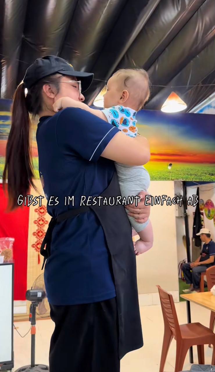 Khách Tây giữ kẽ suốt 9 tháng để rồi vỡ òa trước tình yêu thương trẻ con của người Việt- Ảnh 2.