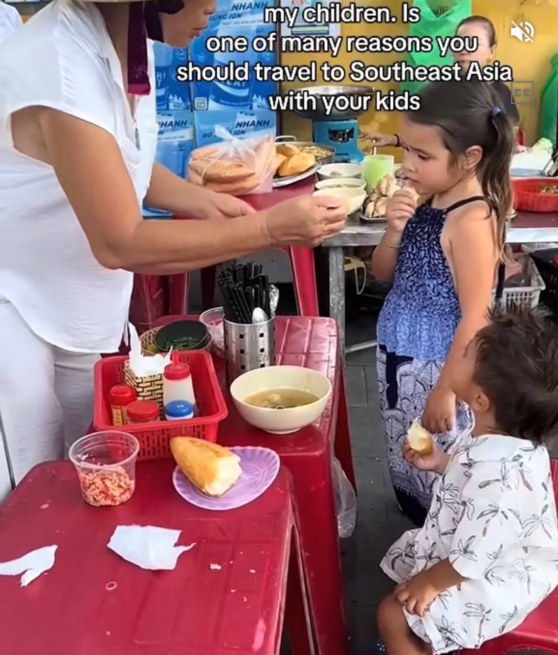 Khách Tây giữ kẽ suốt 9 tháng để rồi vỡ òa trước tình yêu thương trẻ con của người Việt- Ảnh 5.