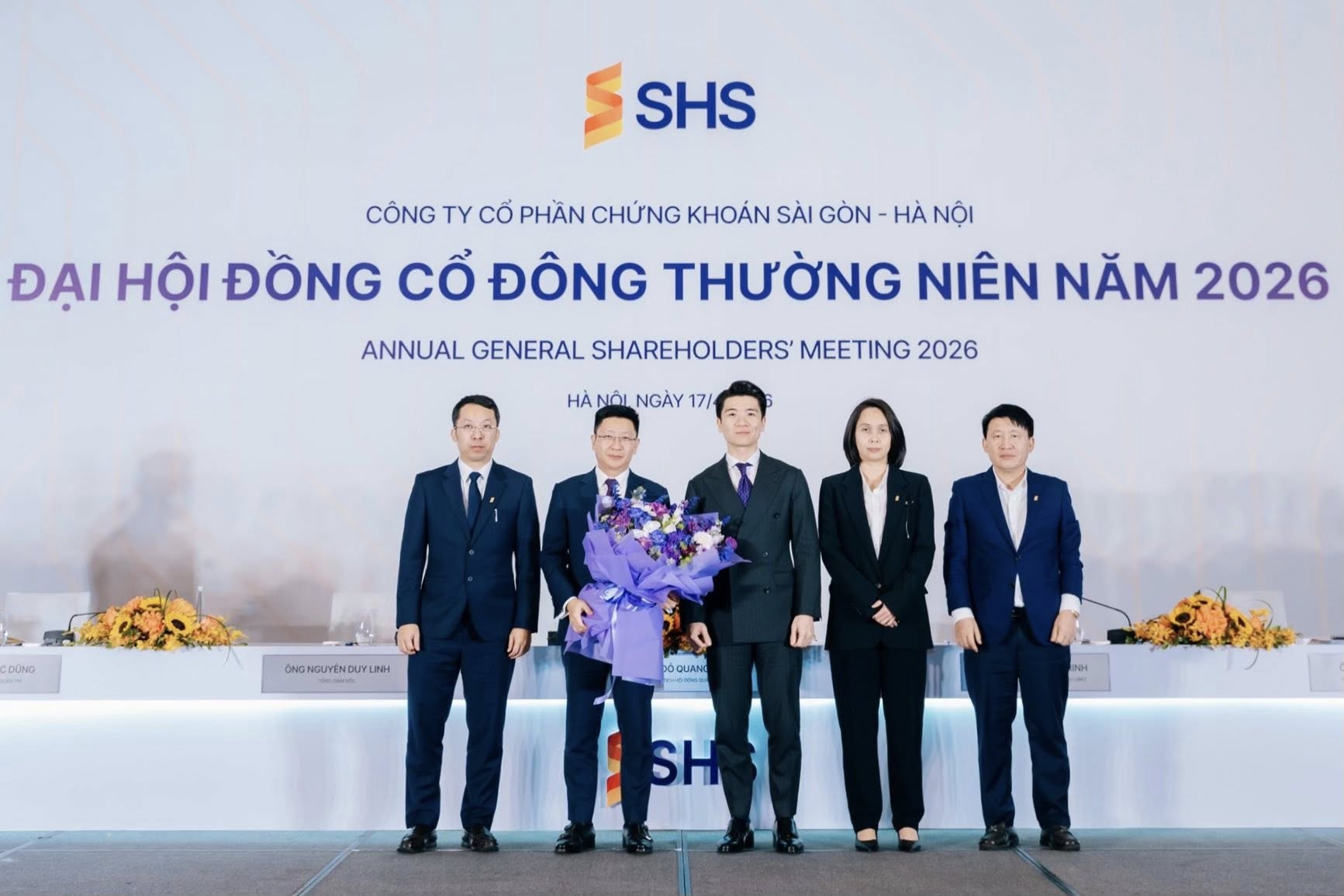 Nhan sắc tổng tài "vạn người mê" của Chủ tịch công ty chứng khoán tại đại hội cổ đông 2026: Nghìn tỷ nhưng không lạnh lùng!- Ảnh 3.