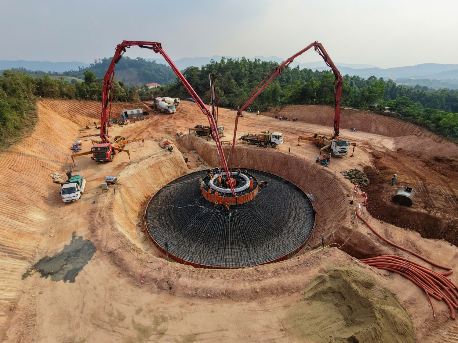 Nhiều mũi thi công đồng loạt, công trình năng lượng hơn 1.000 tỷ đồng giữa dãy núi dài nhất Việt Nam đẩy nhanh tiến độ - Ảnh 1.